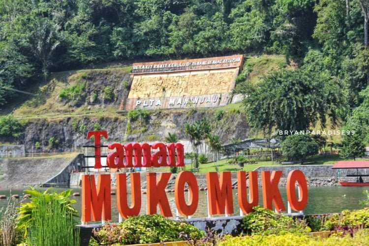 Taman Muko Muko di gerbang PLTA Maninjau, abupaten Agam.