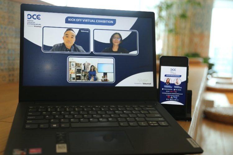 Telkomsel menggelar DCE Virtual Exhibition yang menampilkan produk-produk dari 150 UMKM binaan Telkomsel di bidang makanan, kerajinan dan busana selama satu bulan di virtualexhibition.dce.co.id mulai 24 Maret–20 April 2022. IST