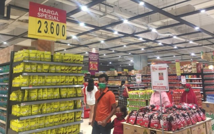 Pengunjung Transmart di Jalan Khatib Sulaiman Padang, Minggu (27/3/2022). PUTRI MERI YANTI