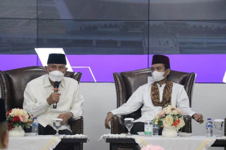 Gubernur Sumbar, Mahyeldi Ansharullah bersama Ustad Abdul Somad saat acara ramah tamah di di Auditorium Gubernuran Sumbar, Minggu (27/3/2022) malam. HUMAS