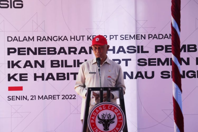 Gubernur Sumbar, Mahyeldi memberikan sambutan saat acara pelepasan bibit iklan Bilih di Nagari Sumpur, Danau Singkarak. HUMAS