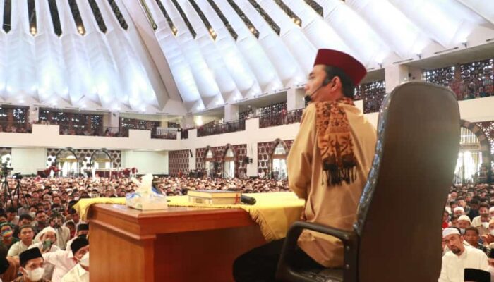 Puluhan Ribu Jamaah Hadiri Tausiyah UAS di Masjid Raya Sumbar