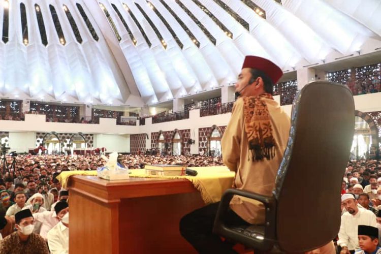 Ustad kondang asal Riau, Abdul Somad saat memberikan Tausiyah menyambut Ramadhan 1433 H dihadapan ribuan jemaah yang memadati Masjid Raya Sumatera Barat.