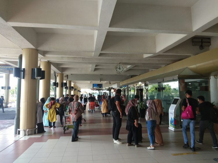 SUASANA BANDARA -- Sejumlah calon penumpang di Bandara Internasional Minangkabau, Kabupaten Padang Pariaman, Sumatra Barat, beberapa waktu yang lalu. FAJAR