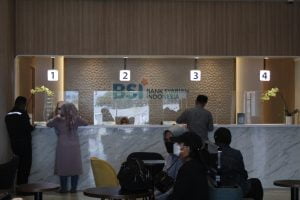 Sejumlah nasabah melakukan transaksi penarikan uang di kantor cabang Bank Syariah Indonesia (BSI) di Jalan Belakang Olo, Kecamatan Padang Barat, Kota Padang, Sumatra Barat, Kamis (10/3). FAJAR