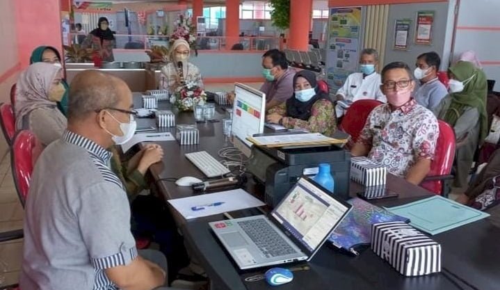 Kepala DPMPTSP Padang Corry Saidan bersama jajaran saat peluncuran Aplikasi SINOPEN di gedung Mal Pelayanan Publik Padang. HUMAS