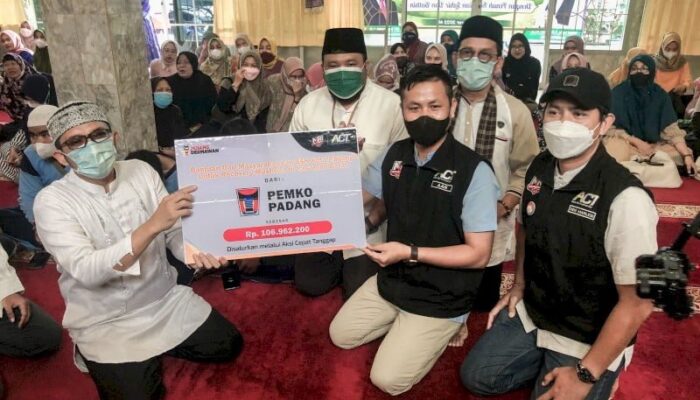 Warga Padang Bersama ACT Bangun Mushala Pasca Gempa Pasaman Barat