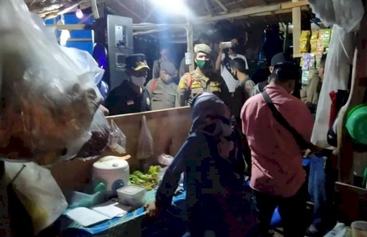 Petugas Satpol PP Padang menertibkan warung remang-remang di Tunggul Hitam Padang, Sabtu (19/03/22) malam. HUMAS