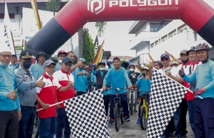 Ketua Yayasan ITPZulfa Eff Uli Ras dan Rektor ITP, Hendri Nofrianto (sebelah kiri) dan Kabid Humas Polda Sumbar, Kombes Pol Satake Bayu melepas Fun Bike Dies Natalis ITP ke-49, Minggu (20/03/21). HUMAS