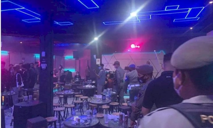 Petugas Satpol PP Padang saat menertibkan Cafe Citu Parti, Minggu (20/03/22) malam. HUMAS