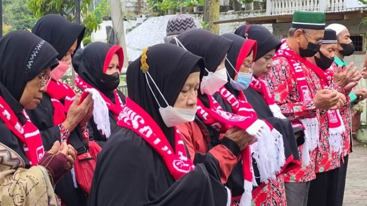 Sebanyak 12 jemaah umrah secara resmi dilepas oleh Wakil Wali Kota Sawahlunto di Kantor Kementerian Agama, Rabu (23/3/2022). TRIANA PUTRI