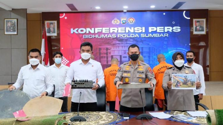 Kabid Humas Polda Sumbar, Kombes Pol Satake Bayu Setianto (dua dari kanan) didampingi Dirreskrimsus Polda Sumbar, Kombes Pol Adip Rojikan (dua dari kiri) dan Kasubdit IV Ditreskrimsus Kompol Firdaus (kiri) menunjukkan barang bukti praktik illegal Logging dan Mining di Mapolda, Senin (28/3/2022). HUMAS