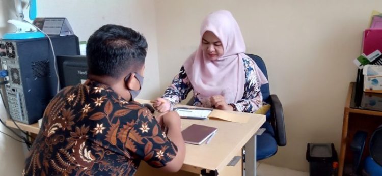 Salah seorang karyawan KSPPS BMT Purus melayani anggota yang tengah mengurus proses pinjaman, Kamis (10/3/2022). RIZKA