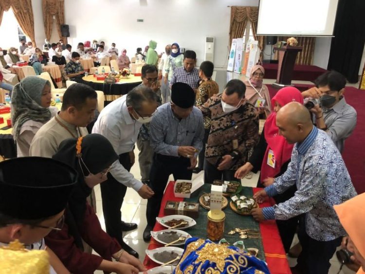 Suasana festival kuliner Sumbar Tahun 2022 yang diselenggarakan Pemprov Sumbar bersama PT Pos Indonesia dan sejumlah komunitas di Auditorium Gubernuran Sumbar, Rabu (9/3). FARDI