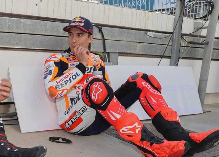 Pembalap Repsol Honda, Marc Marquez usai kecelakaan di sesi pemanasan MotoGP Mandalika.