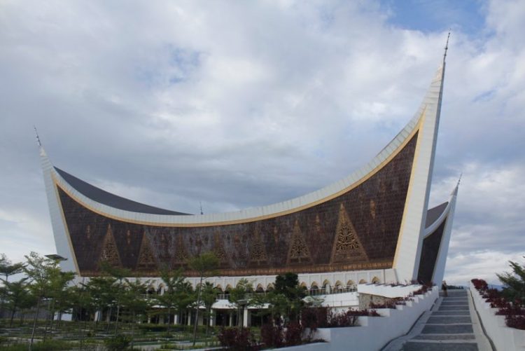 Masjid Raya Sumbar menjadi salah satu ikon wisata halal di Ranah Minang. Banyak wisatawan yang singgah untuk beribadah dan berswafoto di salah satu masjid dengan arsitek terbaik ini. FAJAR