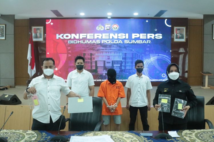 Kasubdit V Ditreskrimsus Polda Sumbar, Kompol Arie Sulistyo Nugroho didampingi PS. Paur Penmas Bidhumas Polda Sumbar, Ipda Dewi Suryani menunjukan barang bukti yang digunakan pelaku di Mapolda Sumbar. HUMAS
