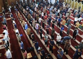 Ilustrasi. Jamaah shalat berjarak saat pandemi.