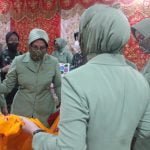 Ketua Umum Persit Kartika Chandra Kirana (KCK), Rahma Dudung Abdurachman melihat kerajinan sulaman khas Minang di galeri keterampilan Persit KCK Koorcab Rem 032 PD I/Bukit Barisan. PENREM