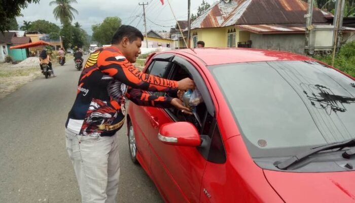 PAC Pemuda Pancasila Lubuk Basung Bagikan Takjil Pada Pengendara