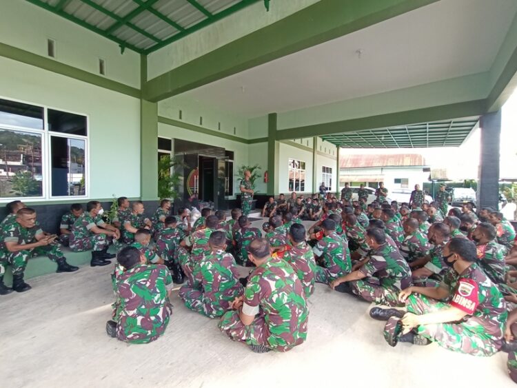 Dandim Letkol Inf Jadi saat memberikan arahan kepada semua personel di halaman Kodim 0312/Padang, Selasa (26/4/2022). FAJAR