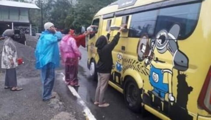 Hebat! Warga Padang Panjang Berbagi Takjil Kepada Musafir