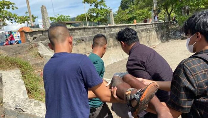 Terkapar di Pantai Padang, Seorang Kakek Paruh Baya Diselamatkan Satpol PP