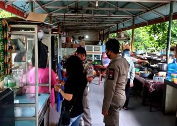 Buka Siang Hari, Satpol PP Tegur Pemilik Warung Nasi di GOR H Agus Salim  Padang