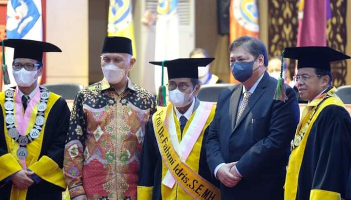 Fahmi Idris Diangkat Sebagai Profesor Kehormatan oleh UNP