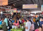 Umat Muslim Lagi Puasa! Eh… Warung Makan Ini Terang-terangan Buka Siang Hari, di Tengah Pasar Lagi
