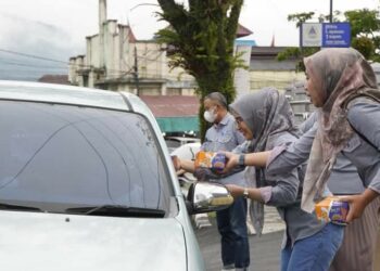 Bank Nagari Bagikan 300 Paket Pabukoan di Padang Panjang