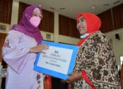 Tujuh “Kartini” di Padang Terima Penghargaan