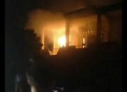 Kebakaran Dini Hari, Gedung 2 Lantai J&T Sitiung Nyaris Jadi Abu