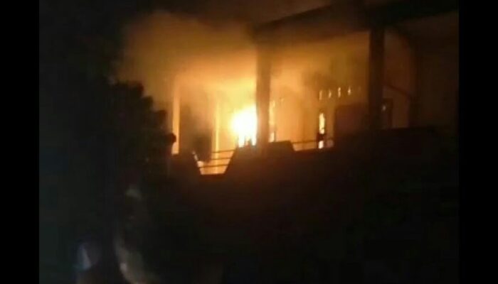 Kebakaran Dini Hari, Gedung 2 Lantai J&T Sitiung Nyaris Jadi Abu