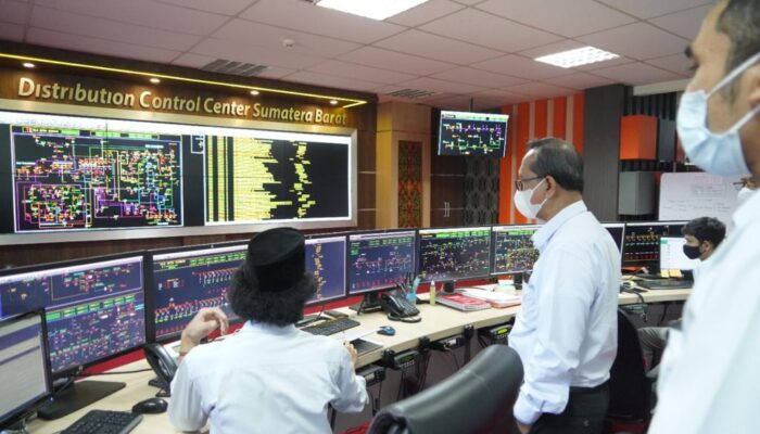Pastikan Listrik Lebaran, EVP Distribusi PLN Regsumkal Cek Unit Distribusi UP3 Padang