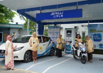 Berpakaian Kebaya di Hari Kartini, Srikandi PLN UIW Sumbar Kampanyekan Electrifying Lifestyle