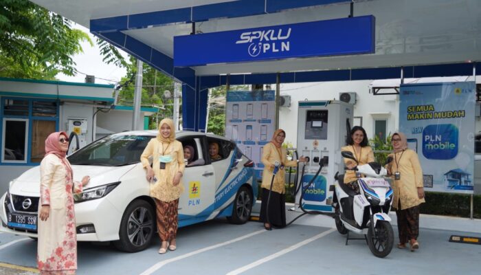 Berpakaian Kebaya di Hari Kartini, Srikandi PLN UIW Sumbar Kampanyekan Electrifying Lifestyle