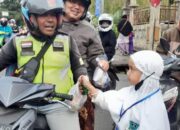 Menakjubkan! Murid RAA Thawalib Padang Panjang Berbagi Takjil kepada Masyarakat