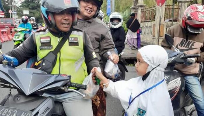 Menakjubkan! Murid RAA Thawalib Padang Panjang Berbagi Takjil kepada Masyarakat