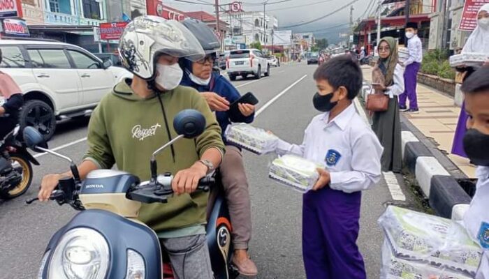 Semarak Ramadhan di MIUT Thawalib Padang Panjang Diakhiri Kegiatan Berbagi Takjil