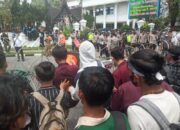 Ratusan Mahasiswa Kepung Gedung DPRD Sumbar