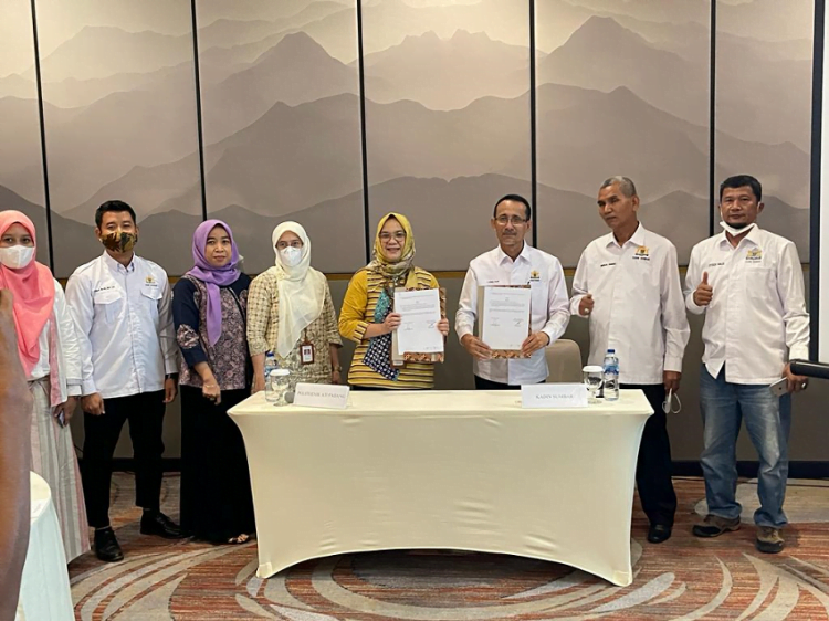 Direktur Politeknik ATI Padang, Ester Edwar bersama Ketua Kadin Sumbar, Rahmad Saleh (tengah) usai penandatanganan kerjasama. HUMAS