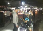 Wow! Mahasiswa Bawa Samurai di dalam Mobil