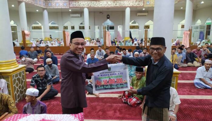 Maigus Nasir Serahkan Dana Hibah Rp50 Juta ke Masjid An Nur Kuranji