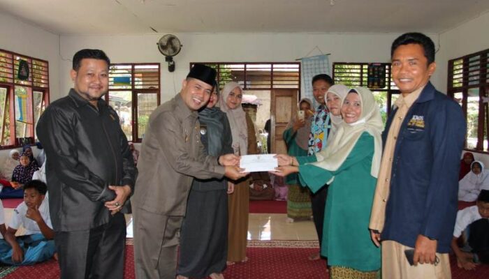 Wabup Sijunjung Berikan Bantu Pembangunan Ponpes Riadhus Sholihin