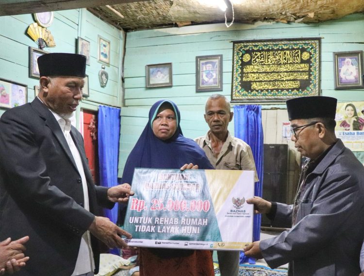 Gubernur Sumbar, Mahyeldi menyerahkan bantuan bedah rumah kepada keluarga Hariyanto di Sawahlunto.