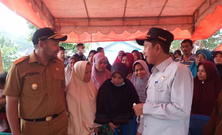 Wagub Sumbar, Audy Joinaldy bersama emak-emak di lokasi pengungsian Gempa Pasaman Barat, kemarin.