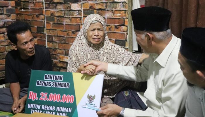 Bu Neti Menangis Terisak, Karena Tak Bisa Melihat Gubernur Sumbar Datang