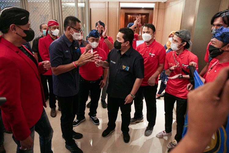 Meneg BUMN Erick Tohir berbincang dengan Dirut PLN Darmawan usai pertemuan dengan ratusan karyawan PLN, Kamis (07/04/22).