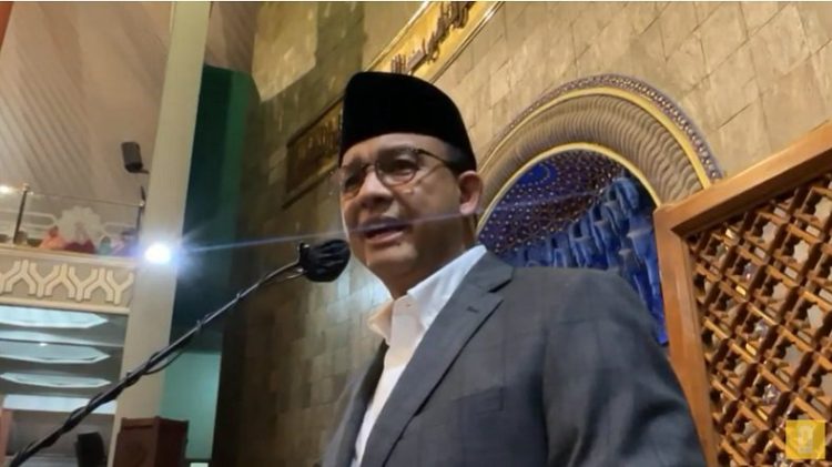 Gubernur DKI Jakarta, Anies Baswedan saat berceramah usai Tarawih Ramadhan di Masjid UGM, Kamis (07/04/22).